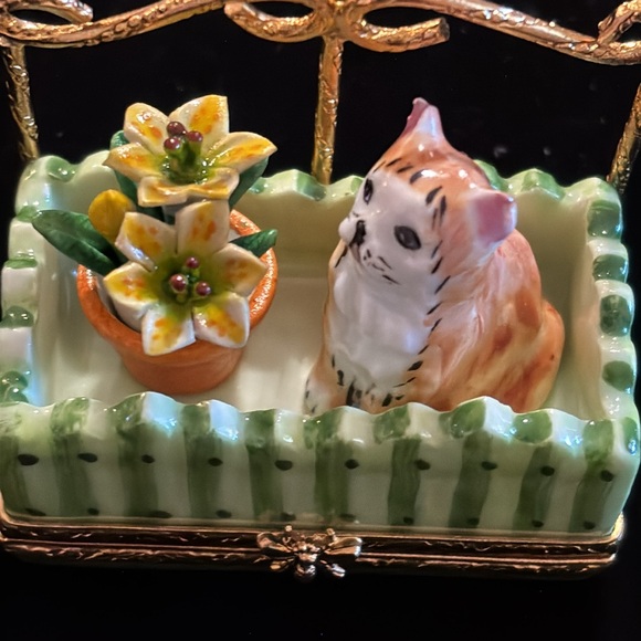 Limoges peint main "cat in flower bed" trinket box - Picture 6 of 9